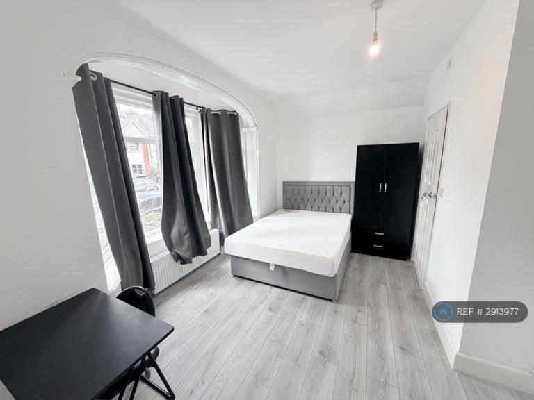 1 bedroom in Newlands Avenue, Southampton, SO15 (#2913977)