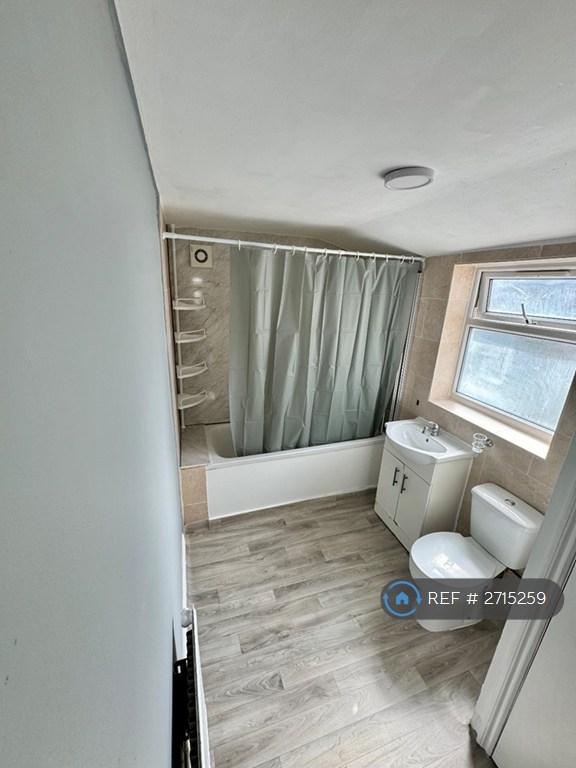 3 bedroom flat in Wellesley Road, Ilford, IG1 (3 bed) (#2715259)