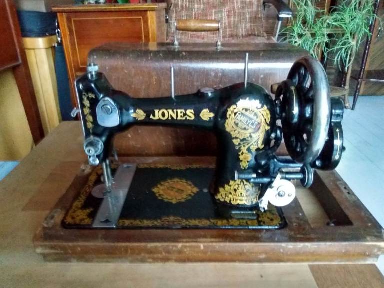 Jones sewing machine, hand crank vintage sewing machine. Vintage from the 1920s.