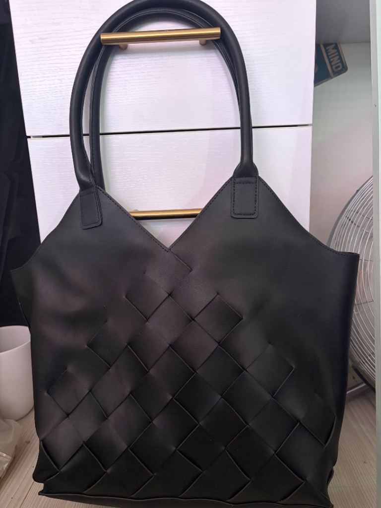 Stylish Black Tote Bag – New