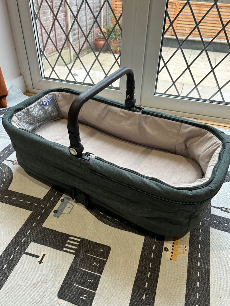 Mamas and Papas Strada Pram Bundle - Pram + Carry Cot + Backpack + Footmuff + Hand Warmers