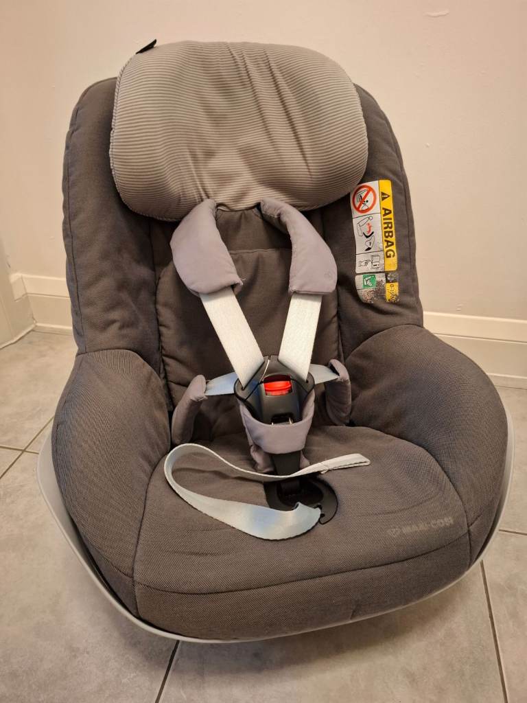 Used 2 way Pearl car seat and 2 way Fix base