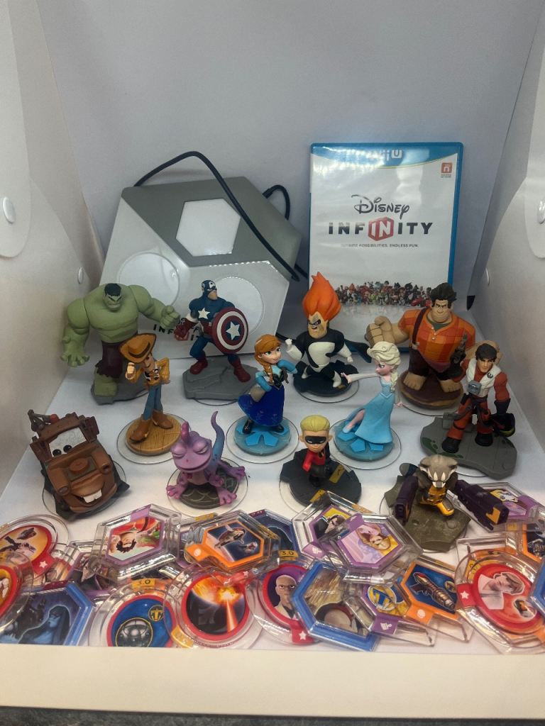Disney Infinity Bundle of 12 figures, 24 discs (couple duplicates), portal (Xbox) & Game Wii U.