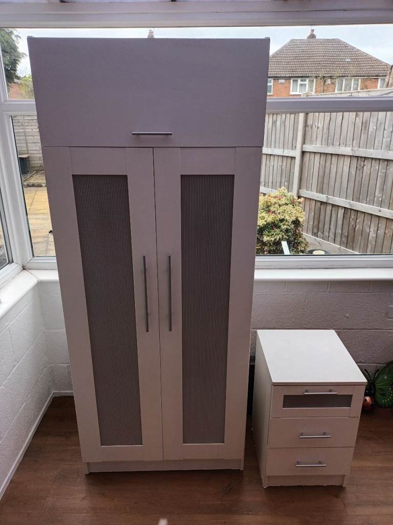 wardrobe and draws set