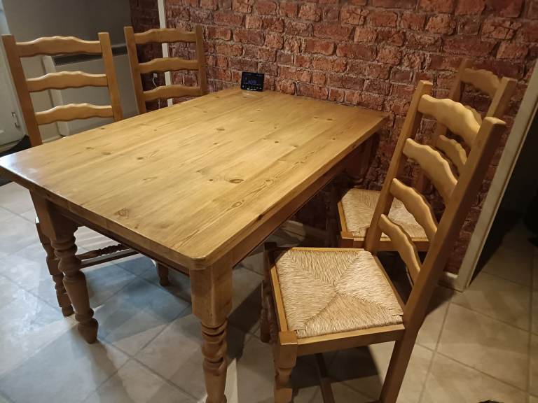 Pine Dining Table and 4 Chairs – Good Condition