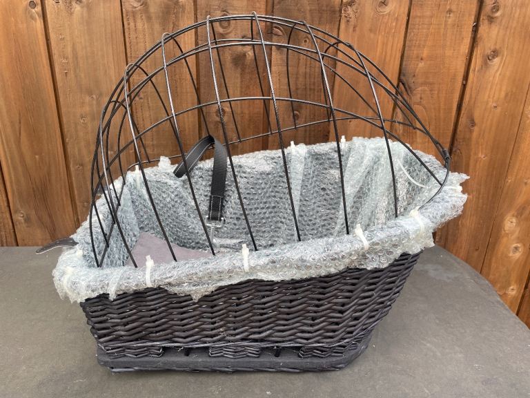 Rear mounting bicycle dog basket 