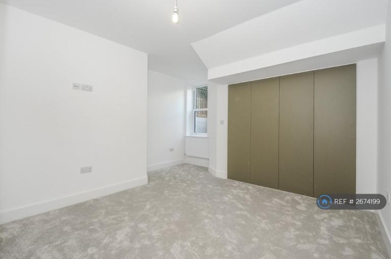 3 bedroom flat in Evering Road, London, E5 (3 bed) (#2674199)
