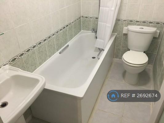 2 bedroom flat in Pittman Gardens, Ilford, IG1 (2 bed) (#2692674)