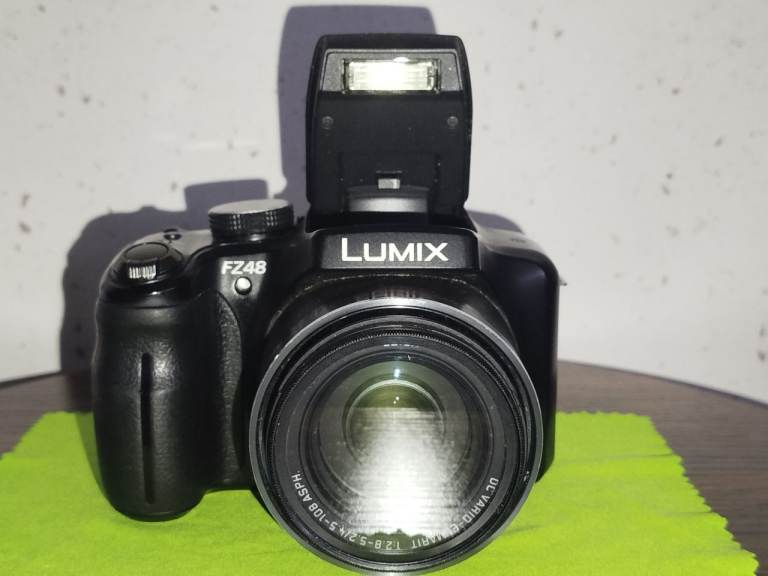 Panasonic Lumix FZ48 Bridge Camera – For Parts / Repair