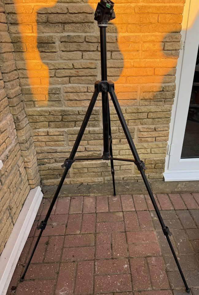 TRIPOD ADJUSTABLE HEIGHT FOR CAMERA, CAMCORDER OR PHONE LITTLE USED ONLY £9 CAN POST