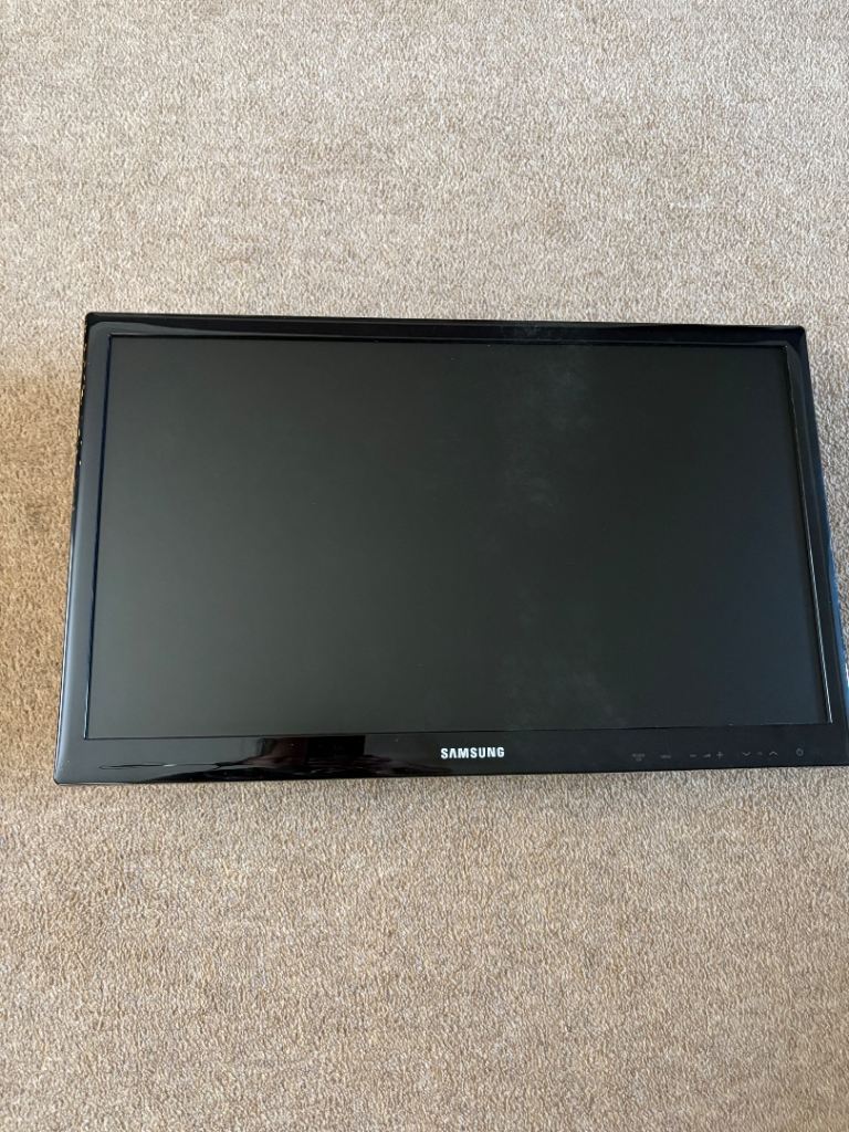 22 inch Samsung flat screen HD television - excellent condition - no remote controller