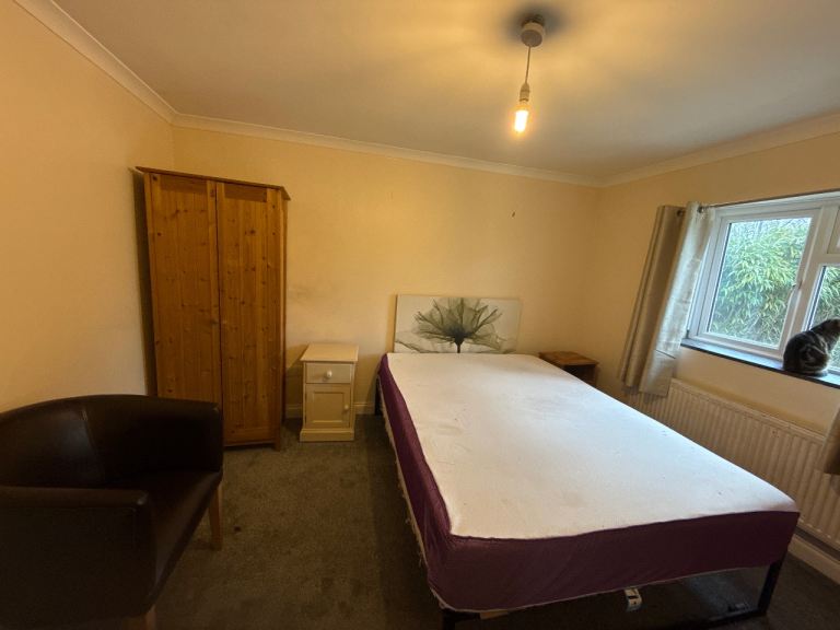 Double room available to rent no deposit £780 all bills included 