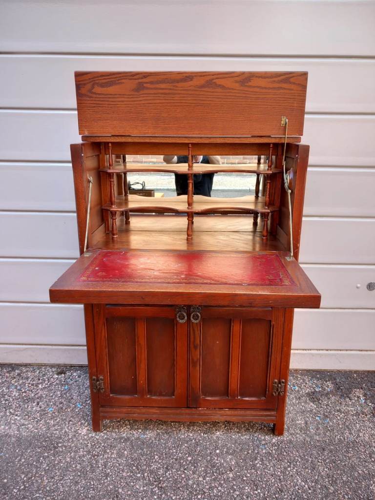 Lovely Wooden Cabinet with Carved Details – Good Condition