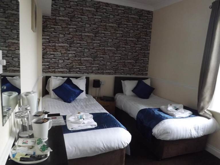 Single and double room to rent. 