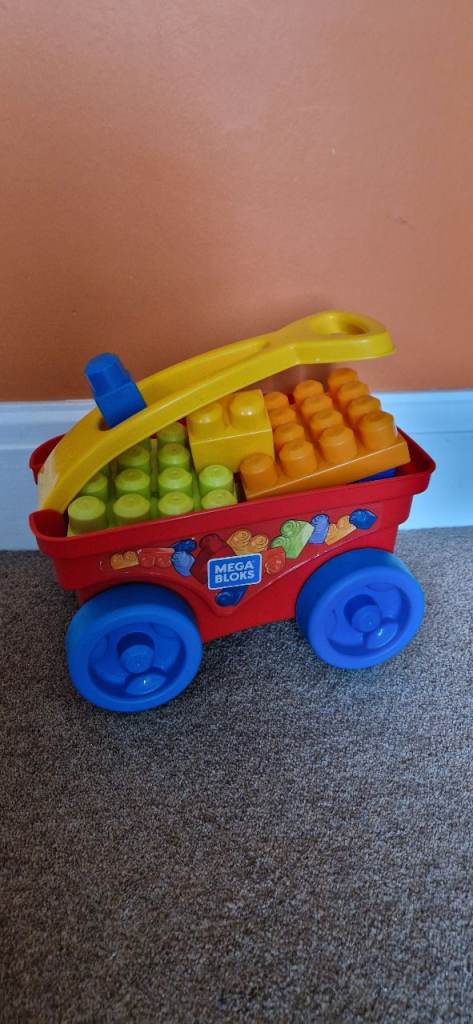  MEGA BLOKS PULL N PLAY WAGON WITH 26 MEGA BLOKS. EXCELLENT CONDITION.