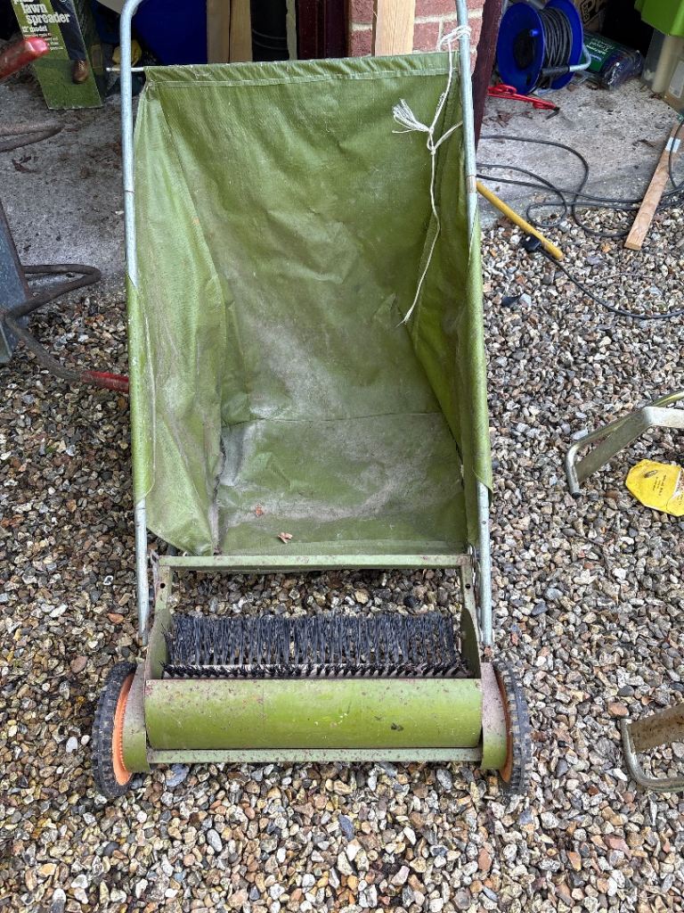 Leaf collector - manual brush mechanism