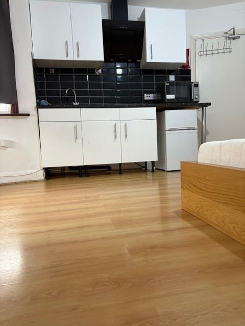 LARGE STUDIO INCLUDING BILLS-KITCHEN,OWN BATHROOM, 1st Floor Kenton, Harrow BILLS INCLUDED,WIFI