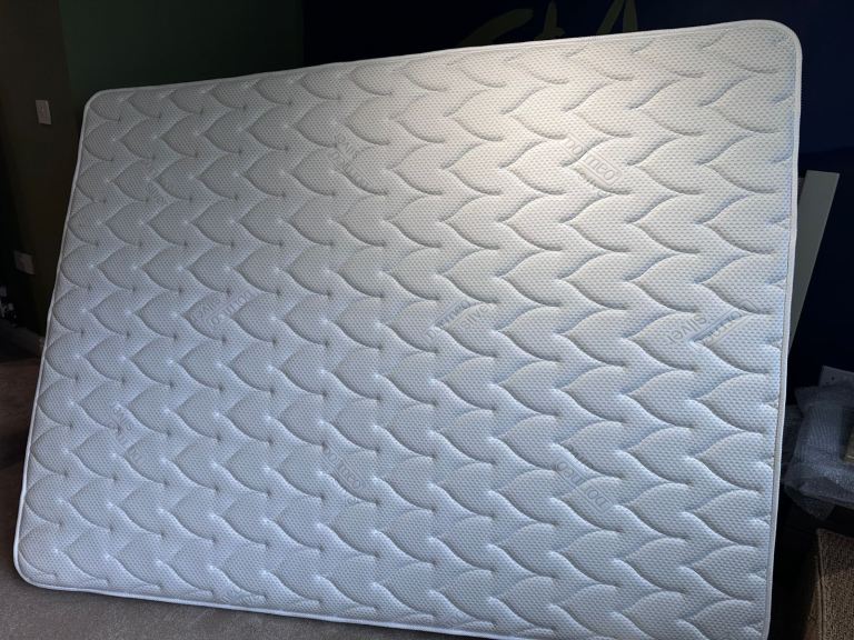Never used - Kingsize Dormeo Memory Foam Mattress 