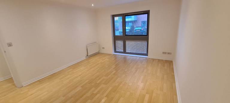 2 bed 2 bath flat in City Quay with parking Space