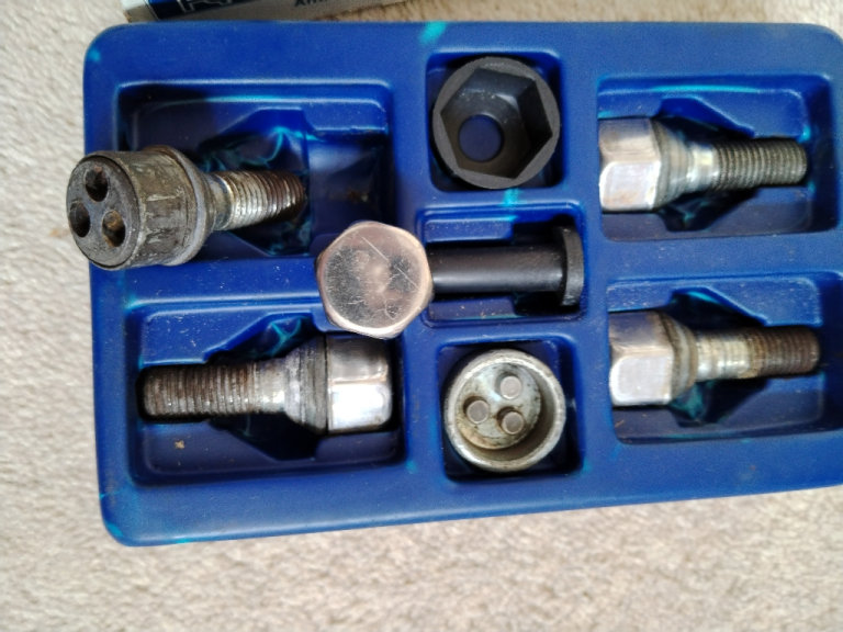 Genuine Ford Locking Wheel Nuts set 5 050 455