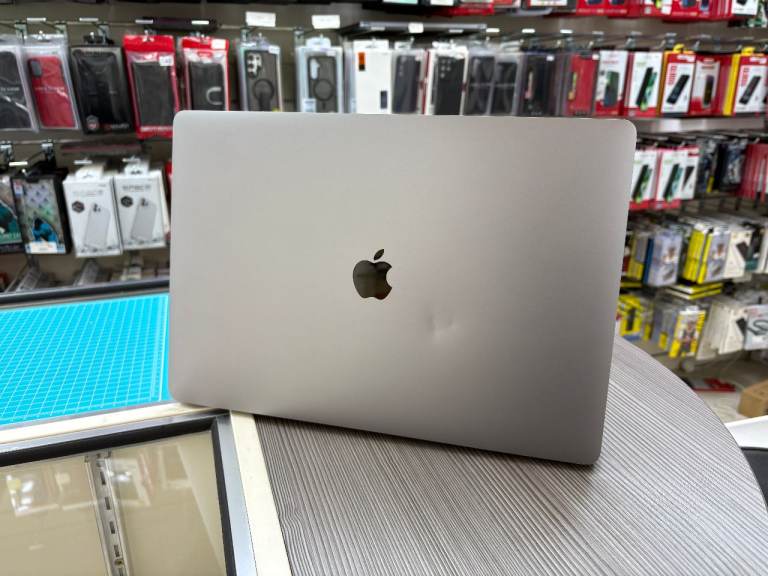 Apple MacBook Pro 256GB in Excellent Condition