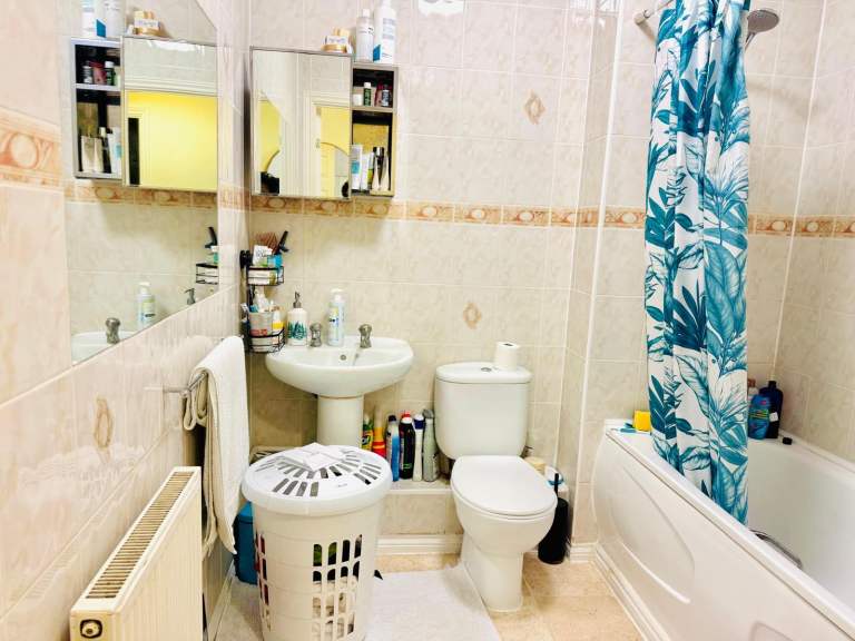 Flat mate (spare room to rent)