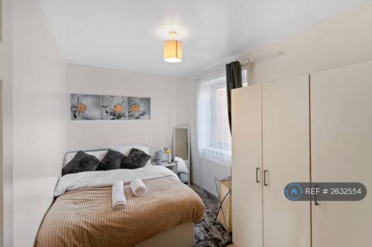 2 bedroom flat in Selby Close, London, E6 (2 bed) (#2632554)