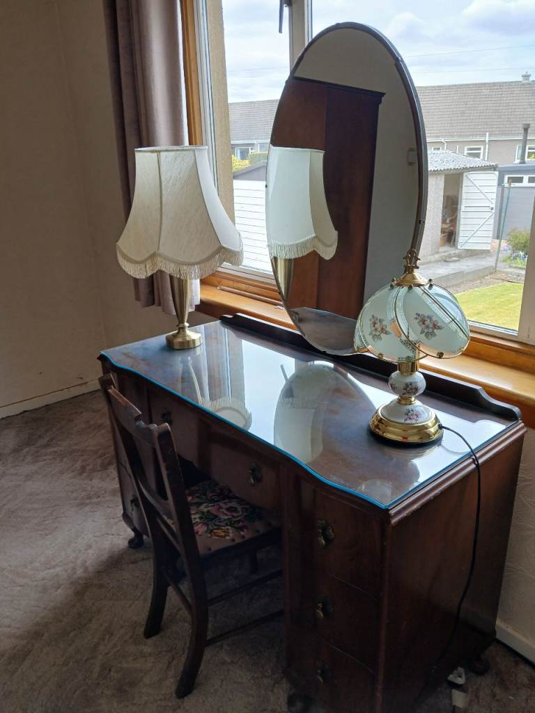 FREE DRESSING TABLE IF COLLECTED THURSDAY 11TH