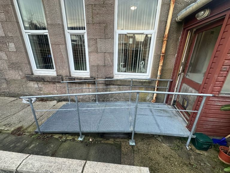 Wheelchair/mobility scooter metal ramp