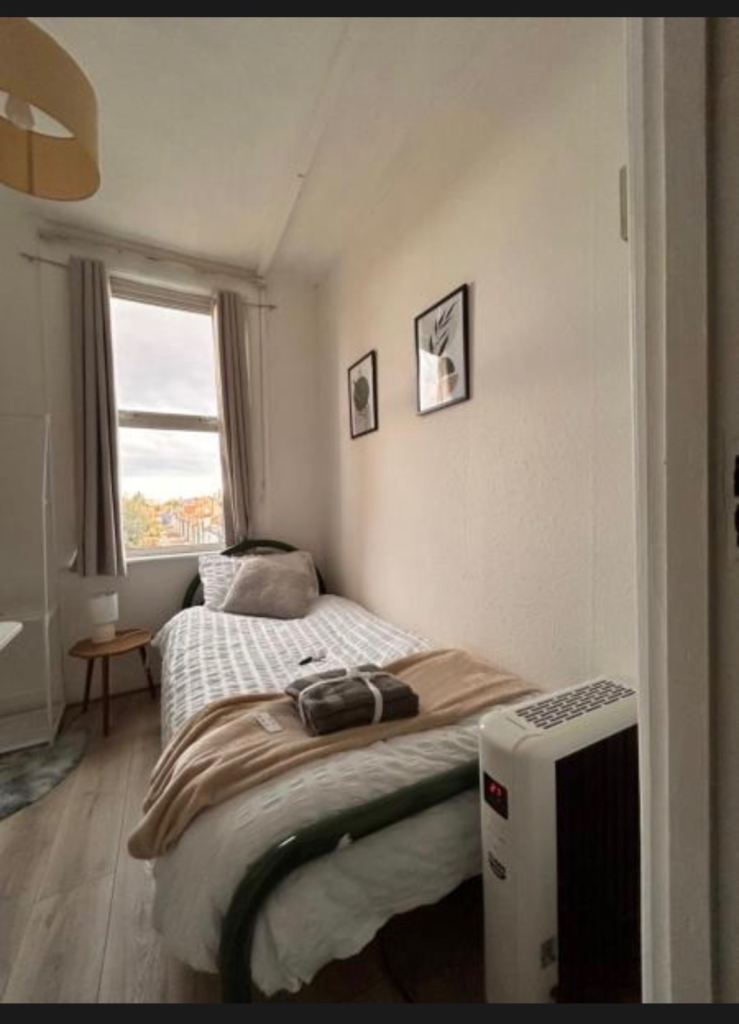 Clean Single Room in 2-Bed Flat – SN1 Town Centre/Station – All Bills Inc & Balcony