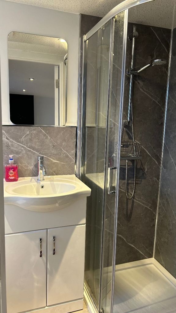 Luxurious Master BedRoom for people in Professional occupation.