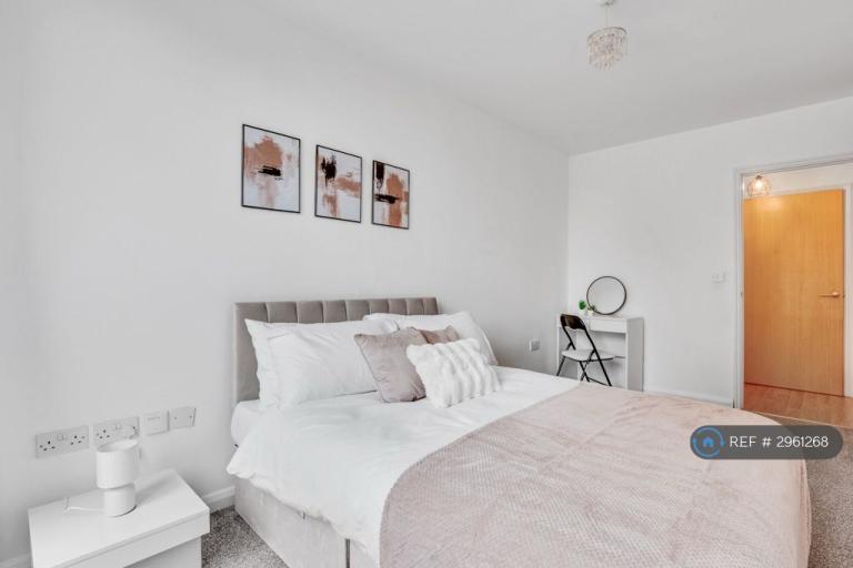 2 bedroom flat in Stratford, London, E15 (2 bed) (#2961268)