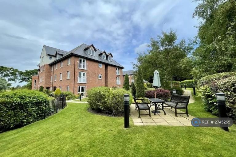 1 bedroom flat in Rare Top Floor - Stunning Views, Cleadon, Sunderland, SR6 (1 bed) (#2745265)