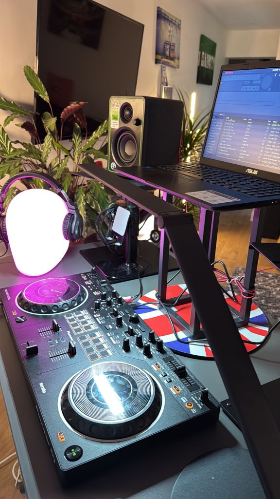 Pioneer DJ DDJ-REV1 Controller