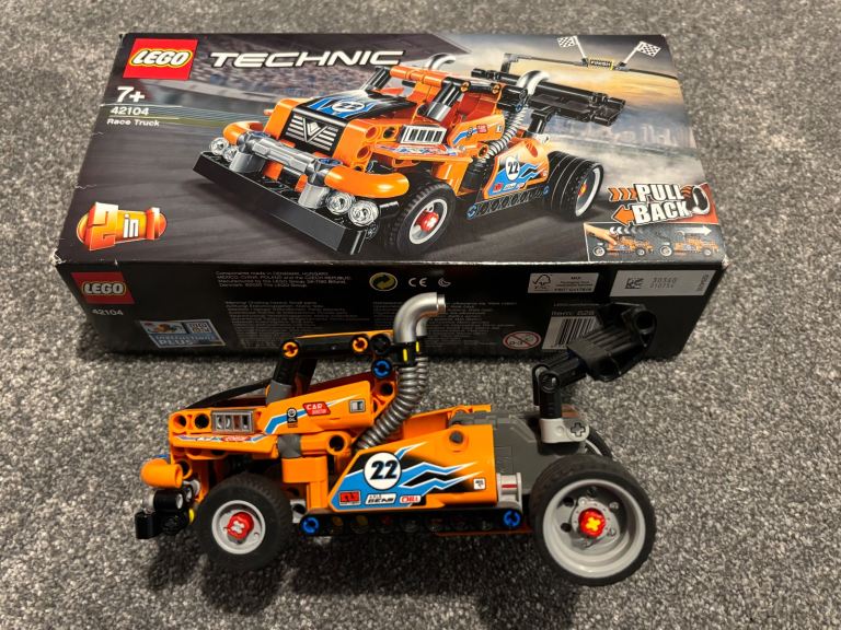LEGO TECHNIC: Race Truck (42104)
