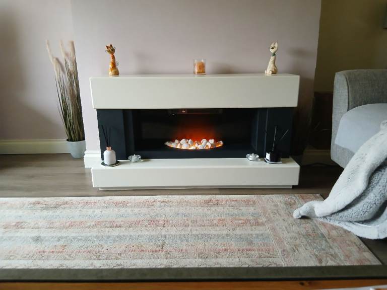 Flame effect electric fire.