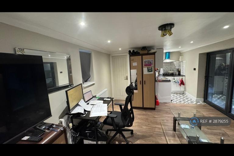 Studio flat in Longhayes Avenue, Romford, RM6 (#2879255)