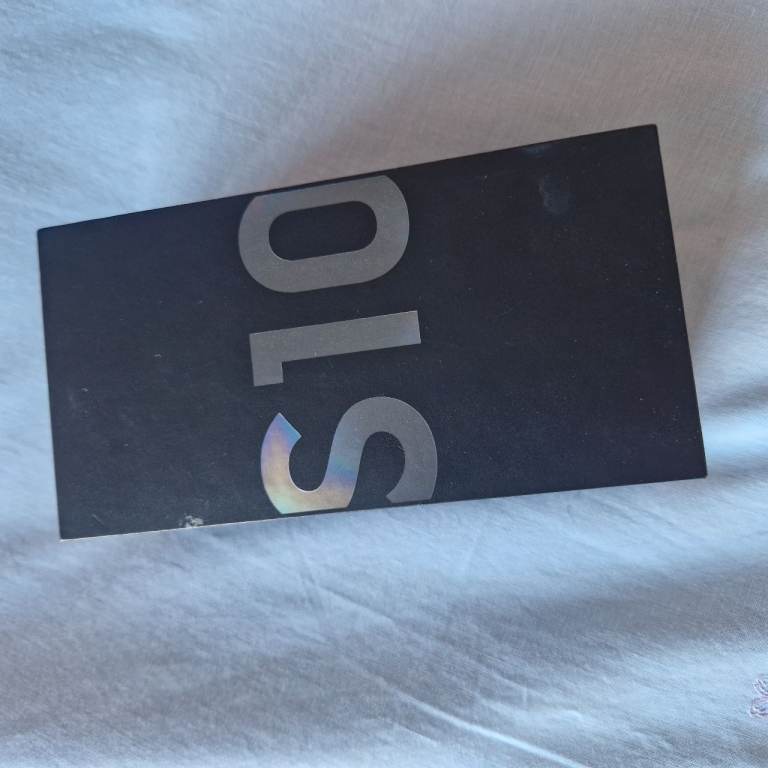 Samsung S10 handset with accessories 