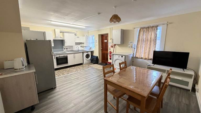 DOUBLE EN SUITE ROOM AVAILABLE BH14 9BY 