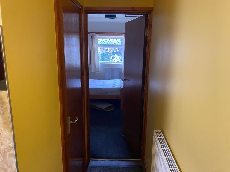 King Size room for only £600 All bills included !