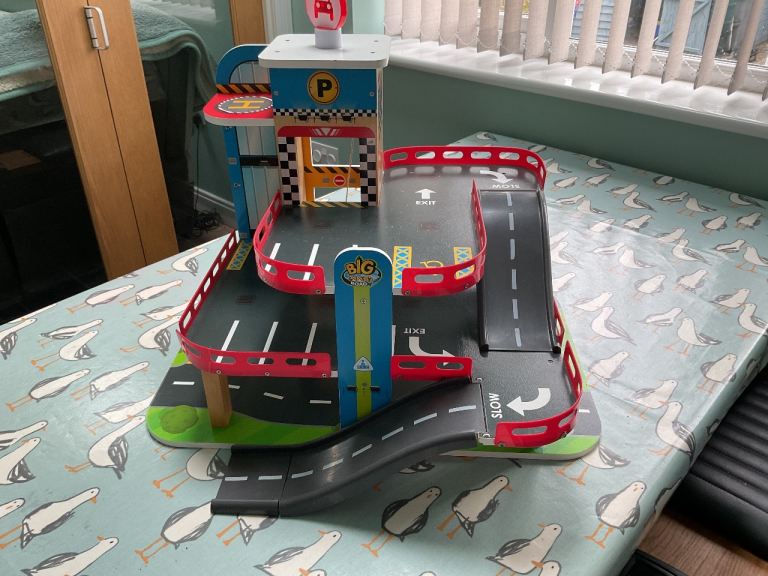 ELC Big City Road wooden garage