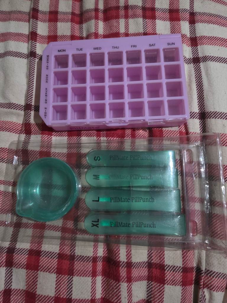 Pill organiser and pill crusher 