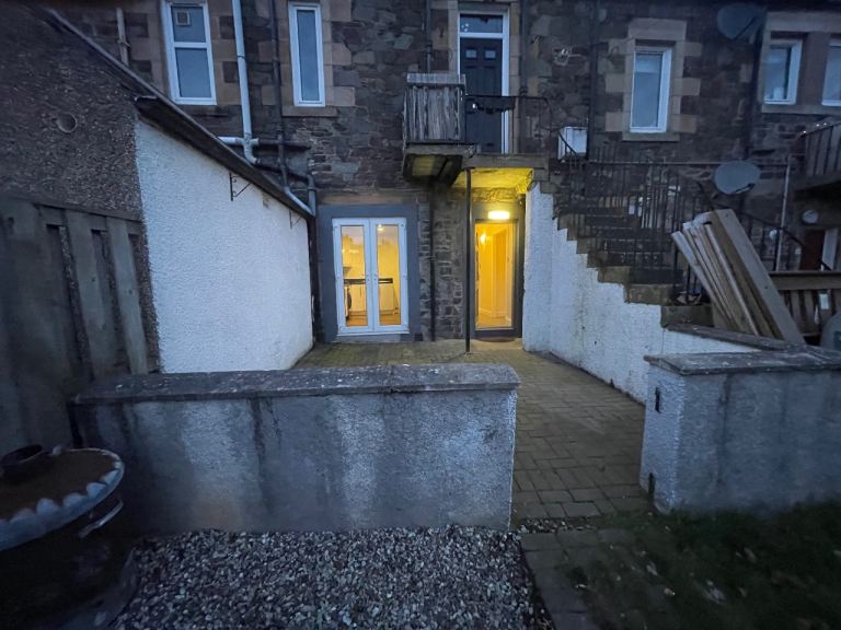 2 bed flat to rent in