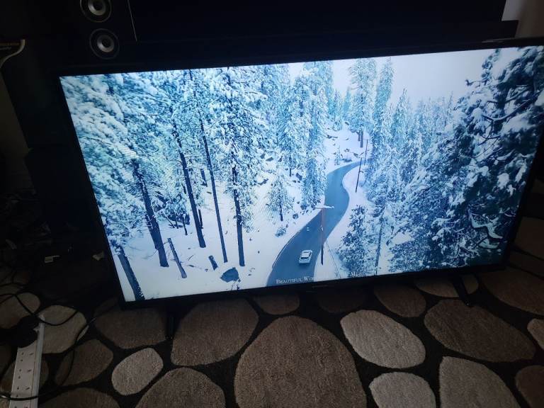 POLAROID UHD LED SMART TV 50 INCH LIKE NEW