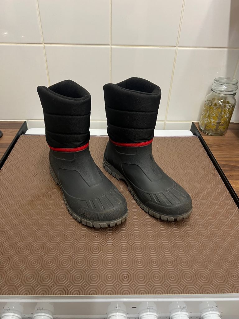 Waterproof snow boots size 8
