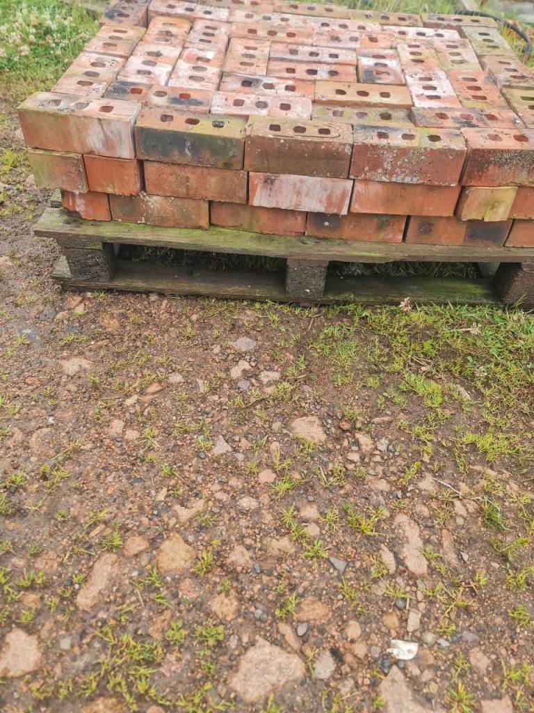 Reclaimed Red Bricks on Pallet – Good for Garden or Building