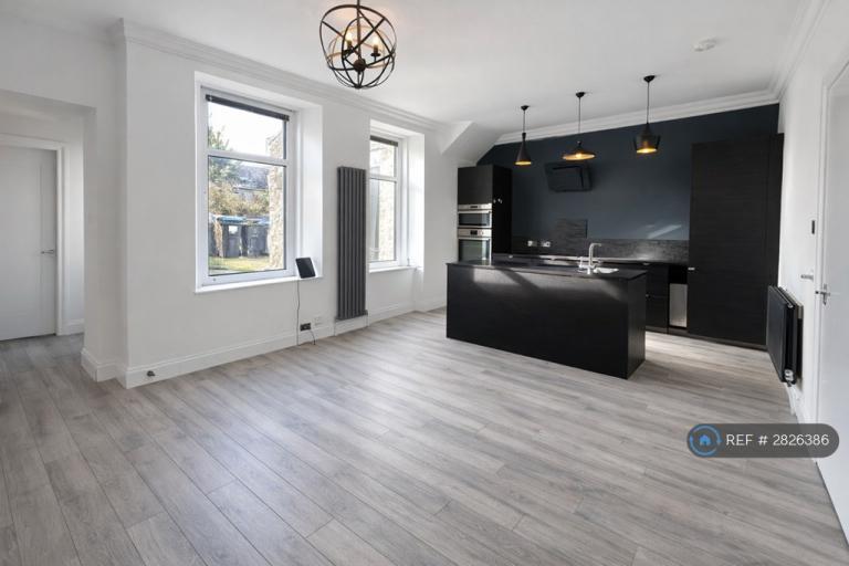 3 bedroom flat in Great Northern Road, Aberdeen, AB24 (3 bed) (#2826386)