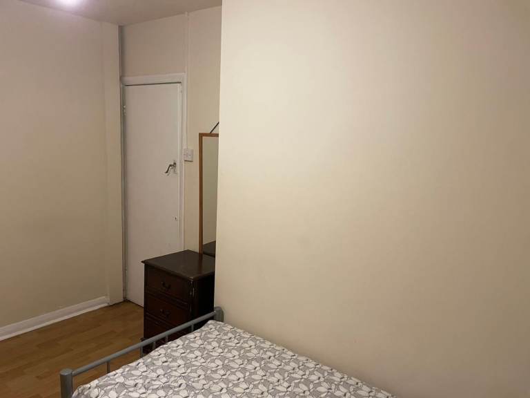 Loving double room to rent for a professional including bills in a shared house