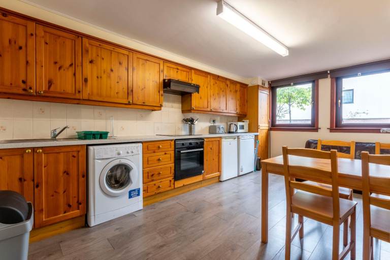 Spacious, 3-bedroom, 4 person HMO, ground floor flat in Tollcross - available soon