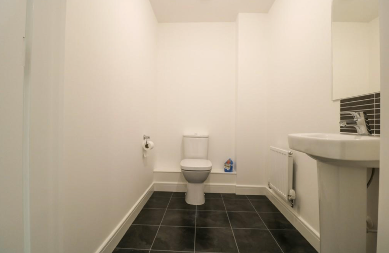 FURNISHED 4 BED SEMI-DETACHED HOUSE | BILLS INCLUDED | AVAILABLE FEB